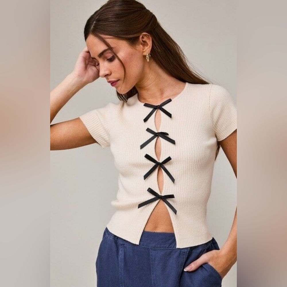 Le Lis Collection Bow Front Tee in Cream and Black